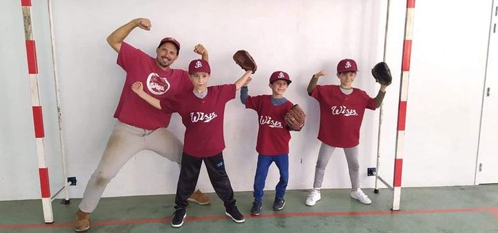 Apres un bel entraînement au sec ce fut la remise des maillots aux u9 ce dernier samedi avant les vacances. Ponctué par un pe...